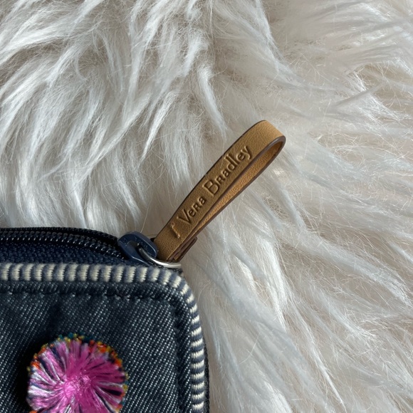 Vera Bradley Wristlet. - Picture 2 of 5
